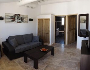 غرفة رباعية مريحة | خزنة داخل  الغرفة وبديكورات فريدة لكل غرفة وطراز فريد لكل وحدة