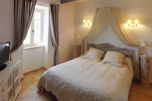 غرفة مريحة | خزنة داخل الغرفة وبديكورات فريدة لكل غرفة وطراز فريد لكل وحدة