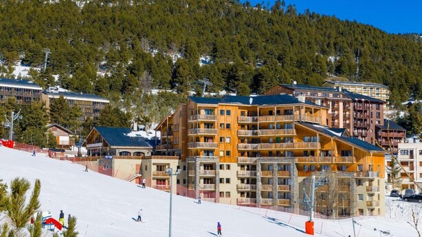A ski resort with multi-story buildings, ski slopes, and a forested mountain backdrop. - 100m from resort center, tv, 36m², Les Angles (Les Angles)