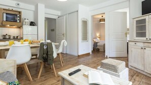 A modern apartment with a kitchen, dining area, and a bedroom. - Wifi, swimming pool, terrace, parking, tv, ski locker, 42m², Saint Sorlin d'Arves (Saint-Sorlin-d'Arves)