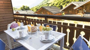 A table set for breakfast with a view of mountain cabins. - Wifi, swimming pool, terrace, parking, tv, ski locker, 42m², Saint Sorlin d'Arves (Saint-Sorlin-d'Arves)