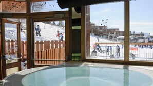 A hot tub with a view of a snowy ski slope. - 300m from resort center, swimming pool, sauna, hammam, terrace, balcony, tv, ski locker, 63-75m² (Les Arcs)