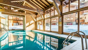 An indoor swimming pool with wooden beams and large windows overlooking a snowy outdoor area. - 30m from ski slopes, swimming pool, tv, ski locker, 51m², La Plagne (La Plagne)