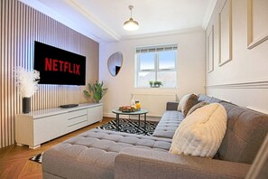 TV, Netflix, streaming services - Grace House • City Centre • Driveway Parking • Pool Table • Sky TV • Fast Wifi • Yoko Property (Milton Keynes)