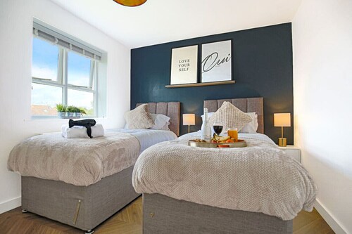 Grace House • City Centre • Driveway Parking • Pool Table • Sky TV • Fast Wifi • Yoko Property
