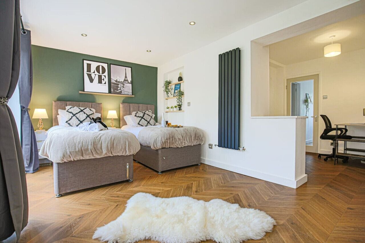 4 bedrooms, desk, iron/ironing board, travel cot