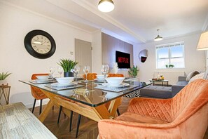 Dining - Grace House • City Centre • Driveway Parking • Pool Table • Sky TV • Fast Wifi • Yoko Property (Milton Keynes)