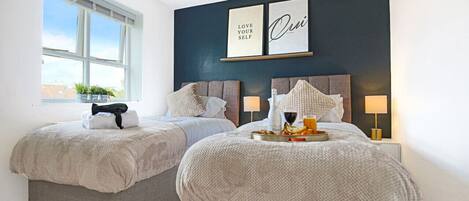 4 camere, una scrivania, ferro/asse da stiro, culla da viaggio