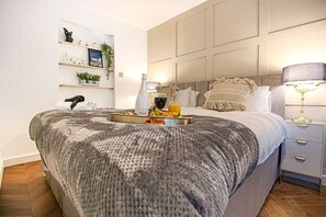 4 bedrooms, desk, iron/ironing board, travel crib - Grace House • City Centre • Driveway Parking • Pool Table • Sky TV • Fast Wifi • Yoko Property (Milton Keynes)