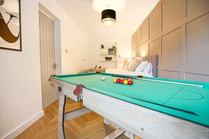 Games room - Grace House • City Centre • Driveway Parking • Pool Table • Sky TV • Fast Wifi • Yoko Property (Milton Keynes)