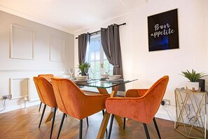 Dining - Grace House • City Centre • Driveway Parking • Pool Table • Sky TV • Fast Wifi • Yoko Property (Milton Keynes)