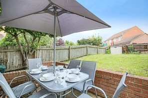 Outdoor dining - Grace House • City Centre • Driveway Parking • Pool Table • Sky TV • Fast Wifi • Yoko Property (Milton Keynes)