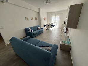 Smart-TV, Kamin, Bücher