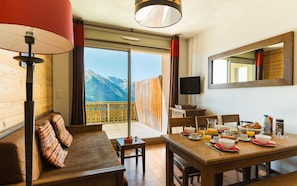Dining - 200m from resort center, swimming pool, sauna, hammam, balcony, parking, tv, ski locker, 24m² (Saint-Lary-Soulan)