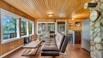 电视、DVD 播放器、电脑显示器