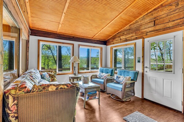 Televisio, DVD-soitin, tietokoneen näyttö