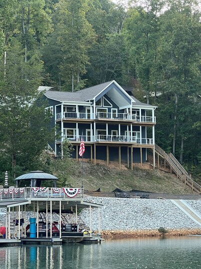 Lake Front - Gorgeous views, 6 bedroom/ 6 1/2 baths, 2 refrigerators/dishwashers