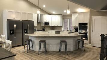 Refrigerador, microondas, horno, placa de cocina