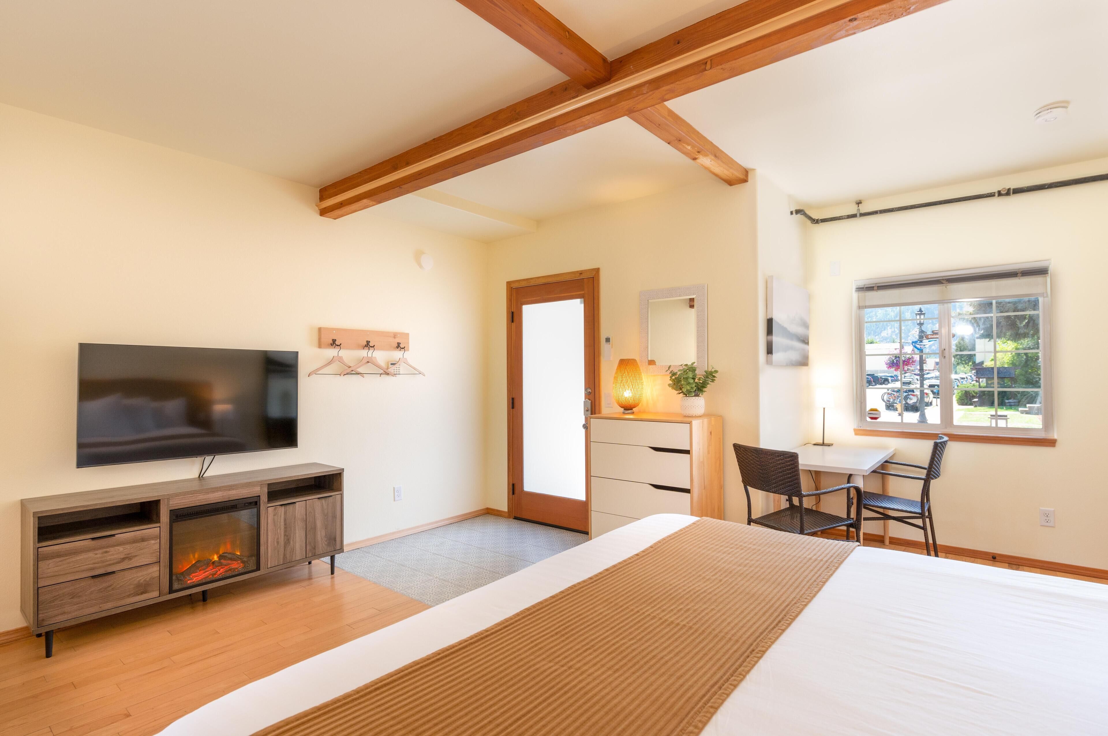 Accessible Downtown Suite Near Dining & Shops - Parking & WiFi Included