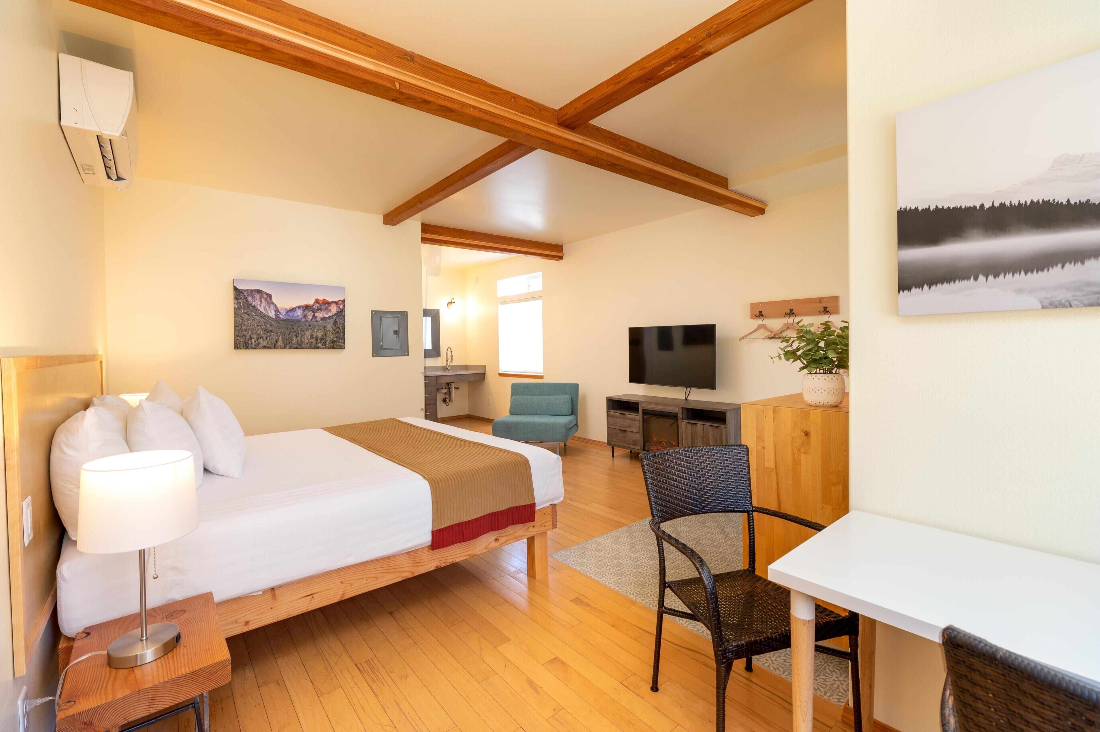 Accessible Downtown Suite Near Dining & Shops - Parking & WiFi Included