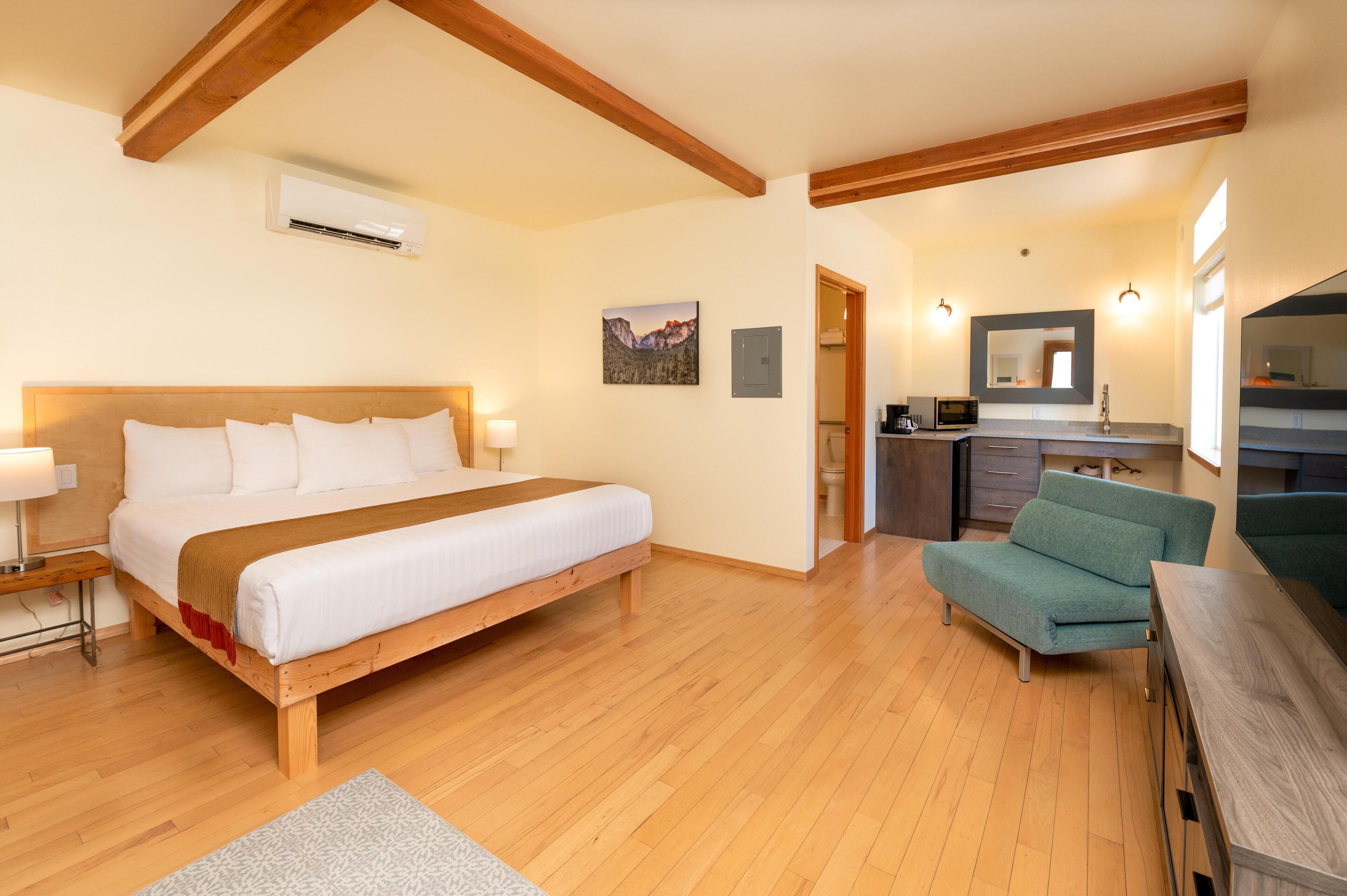 Accessible Downtown Suite Near Dining & Shops - Parking & WiFi Included