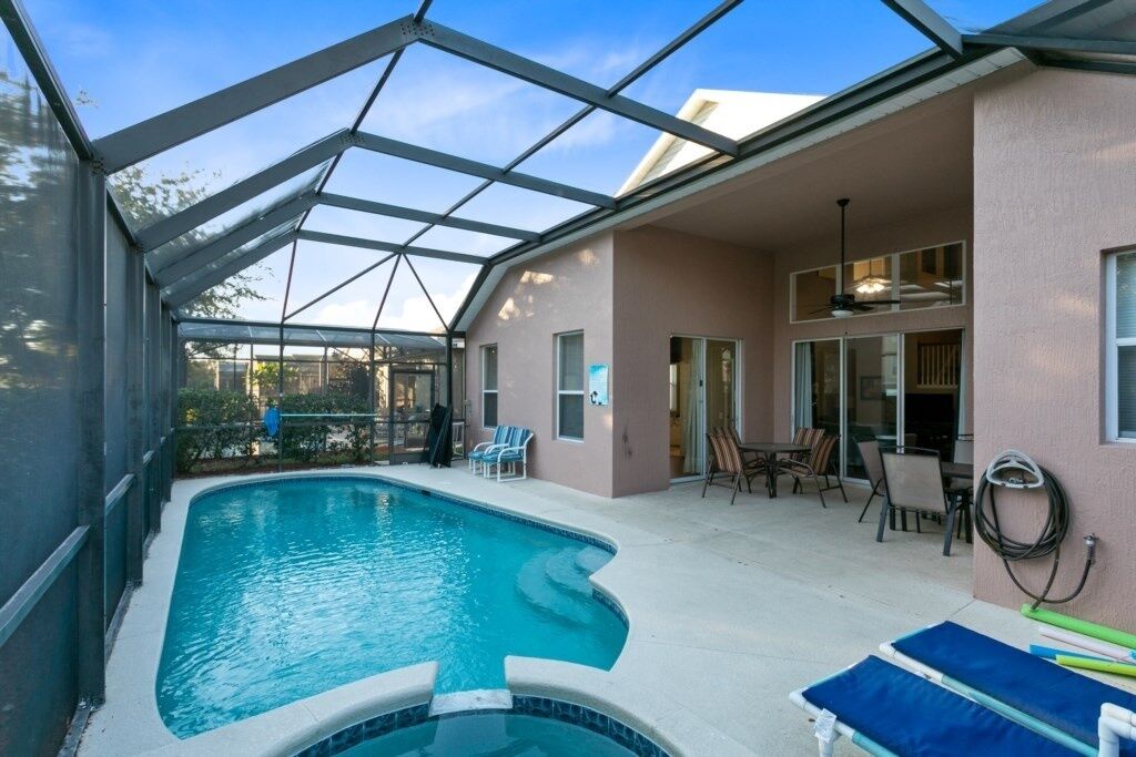 Spectacular 5br House - South Facing Pool & Spa 5 Bedroom Villa by Redawning