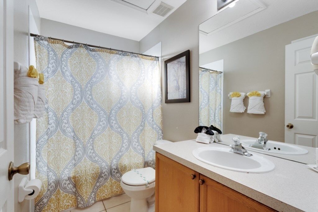 Spectacular 5br House - South Facing Pool & Spa 5 Bedroom Villa by Redawning