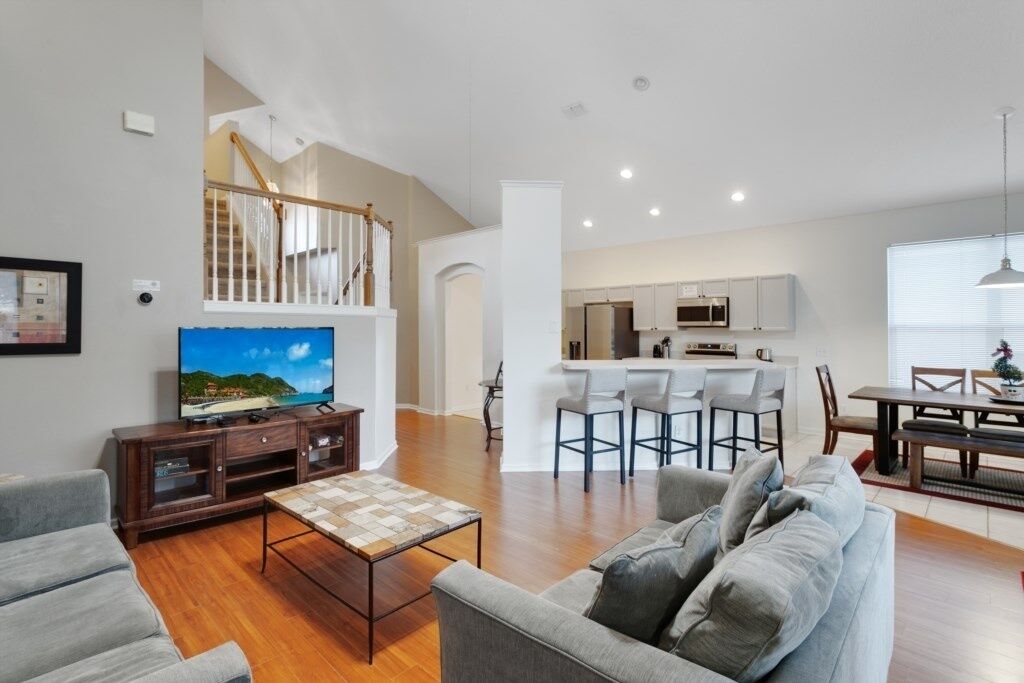 Spectacular 5br House - South Facing Pool & Spa 5 Bedroom Villa by Redawning