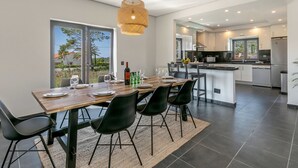 Een moderne keuken met een eethoek.
