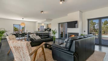 Télévision, cheminée