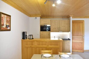 Fridge, microwave, dishwasher, coffee/tea maker - 100m from ski slopes, 3rd floor, ski locker, 41m², Méribel (Méribel - Les Allues)