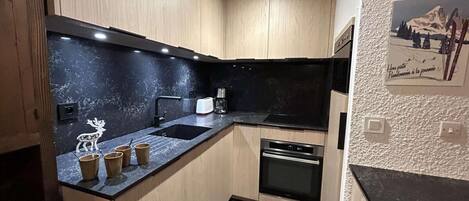 Réfrigérateur, micro-ondes, four, lave-vaisselle