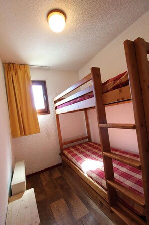 2 bedrooms, internet, bed sheets