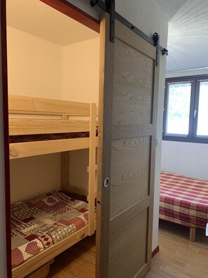 1 bedroom, Internet, bed sheets - Wifi, 300m from ski slopes, 1st floor, view village, balcony, parking, tv, ski locker, 39m² (Lanslebourg-Mont-Cenis)