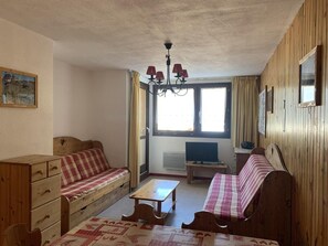 Living area - Wifi, 300m from ski slopes, 1st floor, view village, balcony, parking, tv, ski locker, 39m² (Lanslebourg-Mont-Cenis)