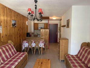 Living area - Wifi, 300m from ski slopes, 1st floor, view village, balcony, parking, tv, ski locker, 39m² (Lanslebourg-Mont-Cenis)