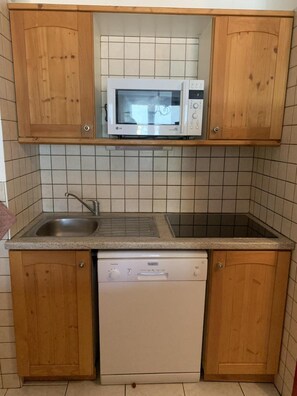 Fridge, dishwasher - Wifi, 300m from ski slopes, 1st floor, view village, balcony, parking, tv, ski locker, 39m² (Lanslebourg-Mont-Cenis)