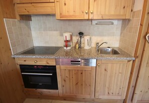 Fridge, oven, dishwasher, coffee/tea maker