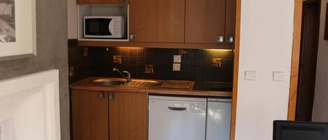 Fridge, microwave, dishwasher, coffee/tea maker