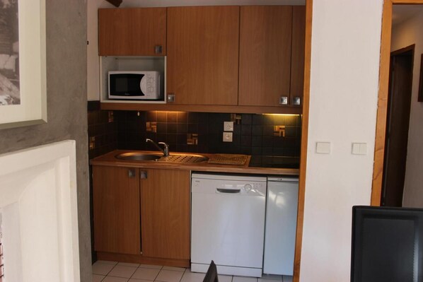 Fridge, microwave, dishwasher, coffee/tea maker