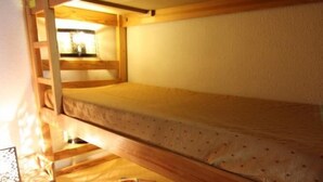 A bunk bed with a ladder, a small table, and a wall-mounted shelf. - 10m from resort center, 2nd floor, tv, 30m², Val Thorens (Val Thorens)