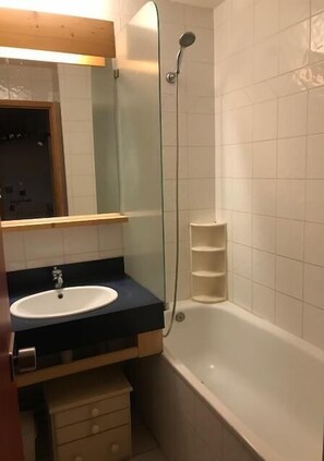 Bathtub - 50m from ski slopes, 4th floor, balcony, tv, 30m², Val Thorens (Val Thorens)