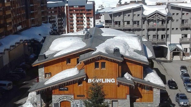 A snow-covered building with a sign reading "BOWLING" in front. - 50m from ski slopes, 5th floor, tv, 35m², Val Thorens (Val Thorens)