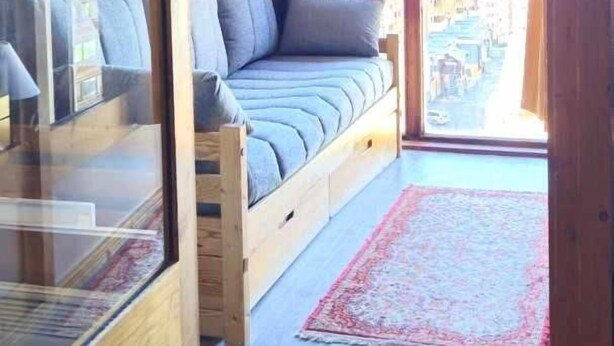 Una stanza accogliente con un letto, una finestra e vista sull'esterno.