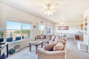 Smart-tv, een open haard, videospelletjes en een dvd-speler