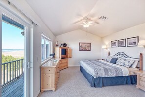 6 bedrooms, iron/ironing board, travel cot, free WiFi - Sleep 16! OCEAN FRONT, Pets OK, PingPong, Billiards (OViewA+B) (Long Beach)