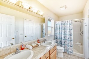 Hair dryer, towels - Sleep 16! OCEAN FRONT, Pets OK, PingPong, Billiards (OViewA+B) (Long Beach)