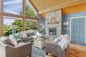 Smart TV, fireplace - Pets OK, 150 yds to beach, modern, luxury (Journey) (Ocean Park)