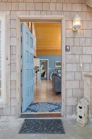 Outdoor dining - Pets OK, 150 yds to beach, modern, luxury (Journey) (Ocean Park)