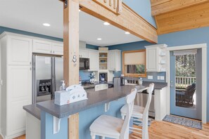 Fridge, microwave, oven, stovetop - Pets OK, 150 yds to beach, modern, luxury (Journey) (Ocean Park)